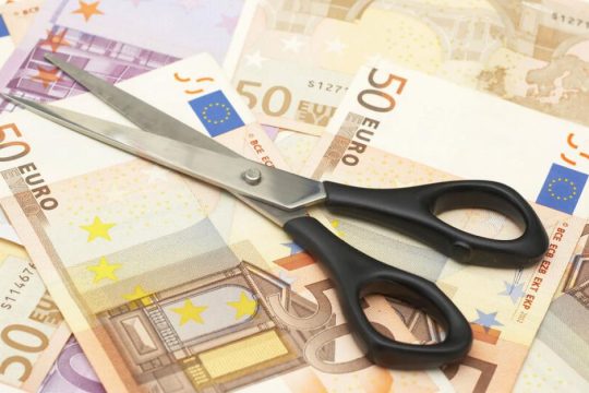 6 υπουργοί ομολογούν «μαχαίρι» στις δαπάνες